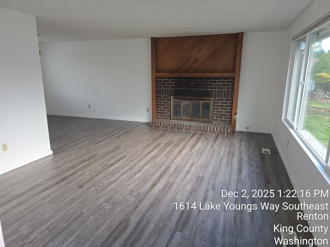 Foto del edificio - Renton Lake Youngs area - 3 bedroom tri-level home with 2.5 bathrooms and 2 car garage - Avail. N...