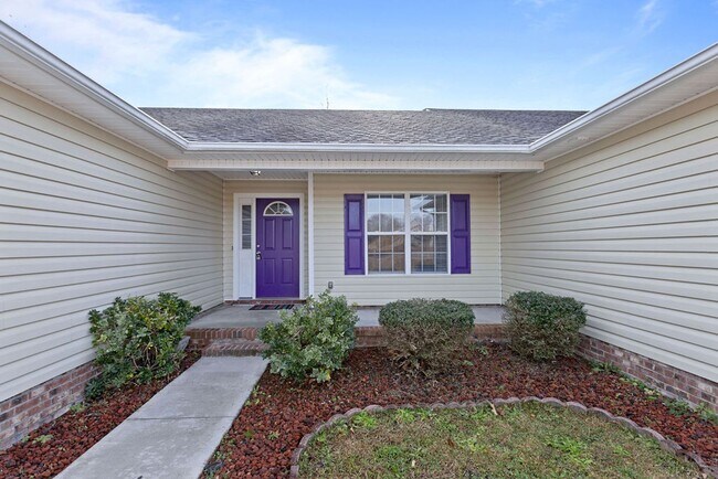 Building Photo - Large Ranch Home with 4BR/ 2 Bath with an ...
