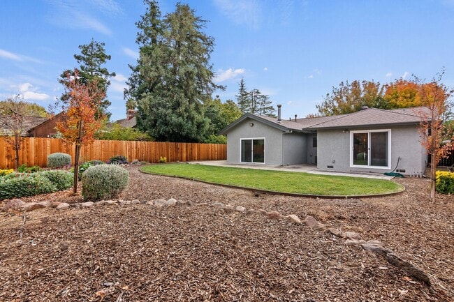 Building Photo - Charming Single Story 3 Bed, 2 Bath in Bre...