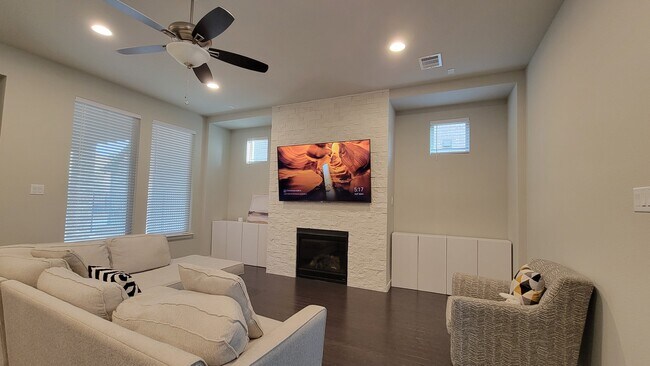 Building Photo - 6901 Royal View Dr