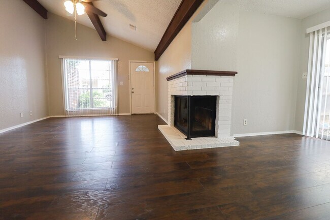 Building Photo - Recently renovated 2 Bedroom!