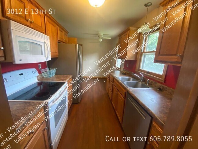 Foto del edificio - 3012 E 13th St