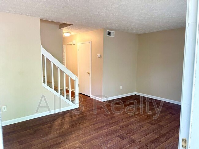 Building Photo - 145 Meadowbrook Ct