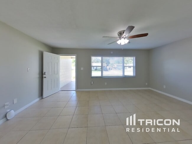 Foto del edificio - 227 Lochmond Dr