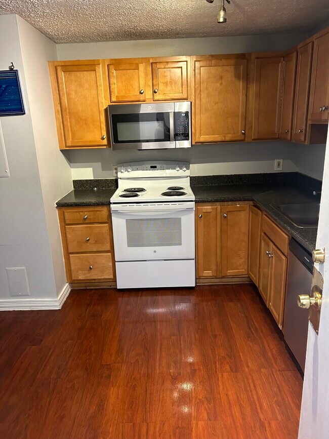 Foto del edificio - 545 Calef Rd