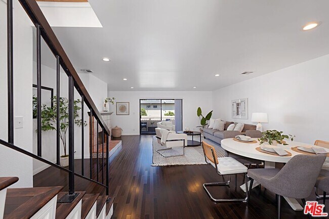 Foto del edificio - 4365 McLaughlin Ave