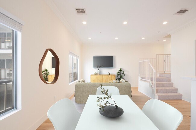 Foto del edificio - 1752 N Kingsley Dr.