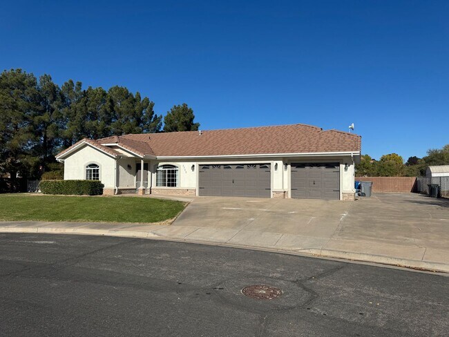 Building Photo - BLOOMINGTON PROPERTY - NEWLY REMODELED, RV...