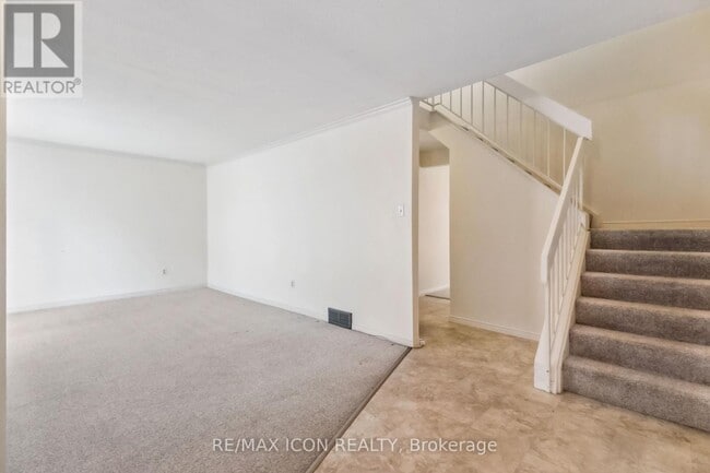 Building Photo - 439 Everglade Crescent