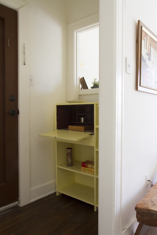 entry nook - 4713 Willow Brook Ave