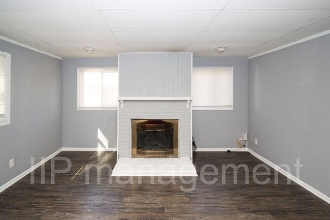 Building Photo - GORGEOUS, FULLY RENOVATED, 4 BED/2 BATH IN...