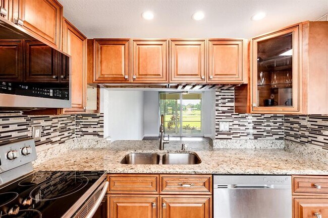 Foto del edificio - 9080 Lime Bay Blvd