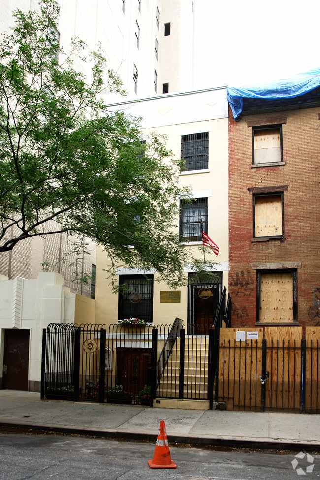 Building Photo - 423 W 50th St