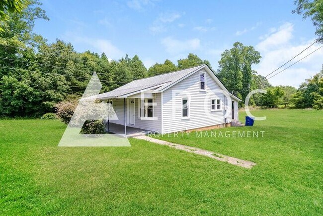 Building Photo - Private 2 Bedroom, 1 Bathroom- Available Now!