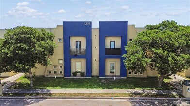 Building Photo - 1304 E Camellia Ave