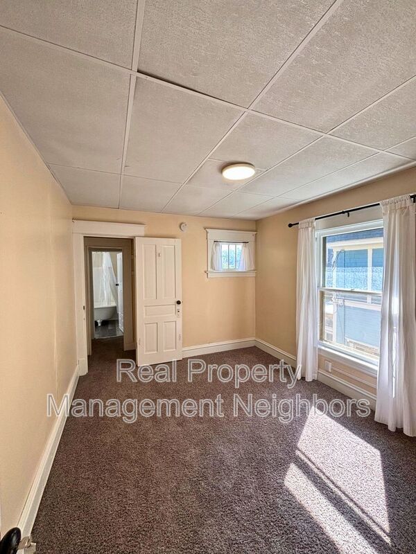 Building Photo - 216 Lafayette Ave NE