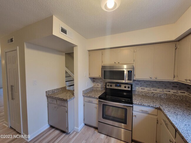 Building Photo - 32 Quarterdeck