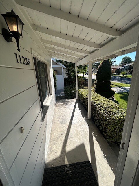 Porche delantero - 11235 Lynrose St