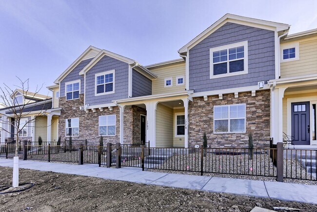 Building Photo - Beautiful 3 Bedroom 2 1/2 Bath Townhome in Loveland