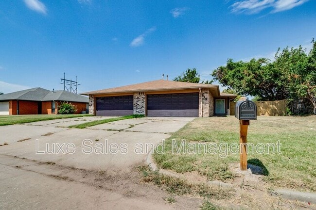 Building Photo - 819 N Eagle Ln