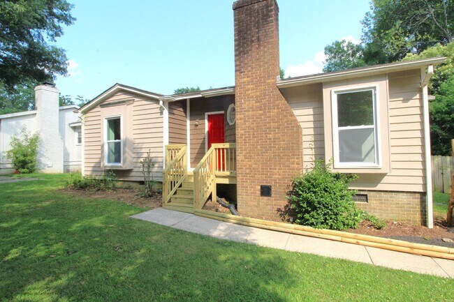 Foto del edificio - Charming 2 Bedroom, Large lot fenced in yard