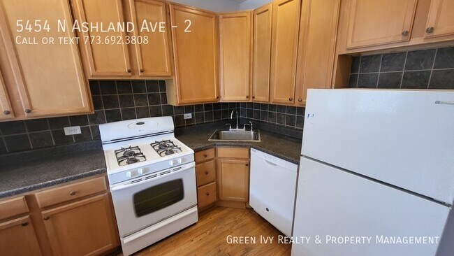 Building Photo - Top Floor Andersonville 2 Bed with Parking!