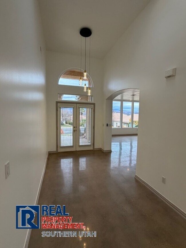 Building Photo - 4 Bedroom home on Oasis Dr