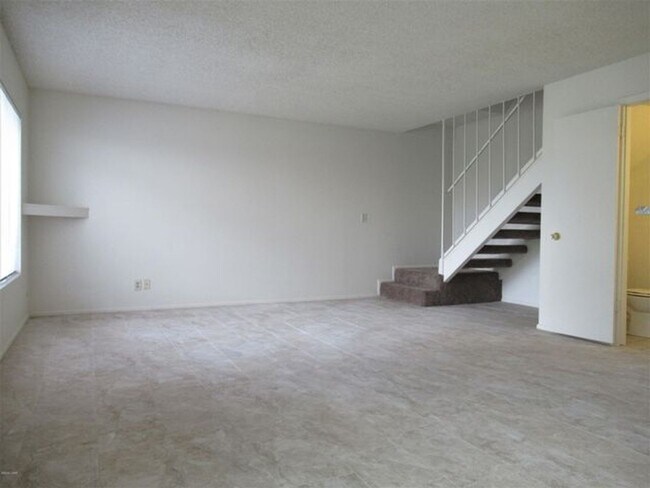Building Photo - 2 Bedroom - 2 Bath in the Los Lagos Community