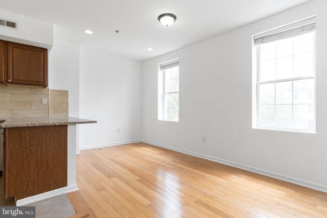 Foto del edificio - 227 E Girard Ave