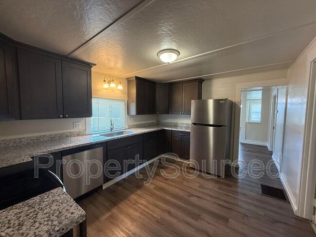 Building Photo - 208 N Acacia Ave