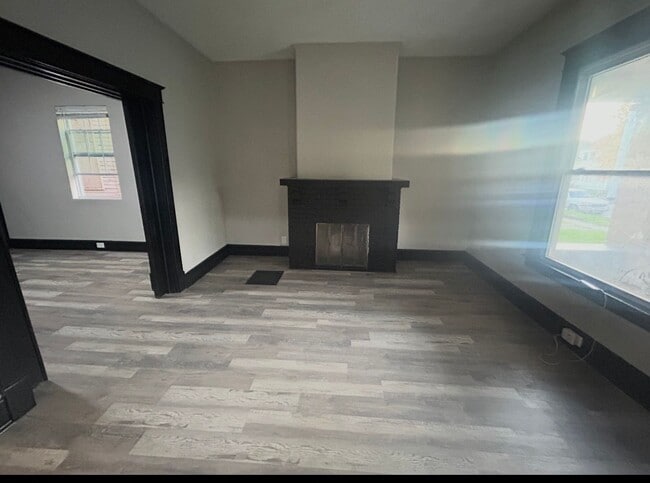 Building Photo - Beautifully renovated 4 bedroom house!