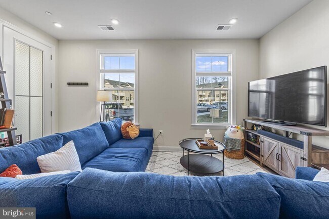 Building Photo - This beautiful 3 bed 2.5 bath 2-story condo provides a grand feeling with tall ceilings & over 16...
