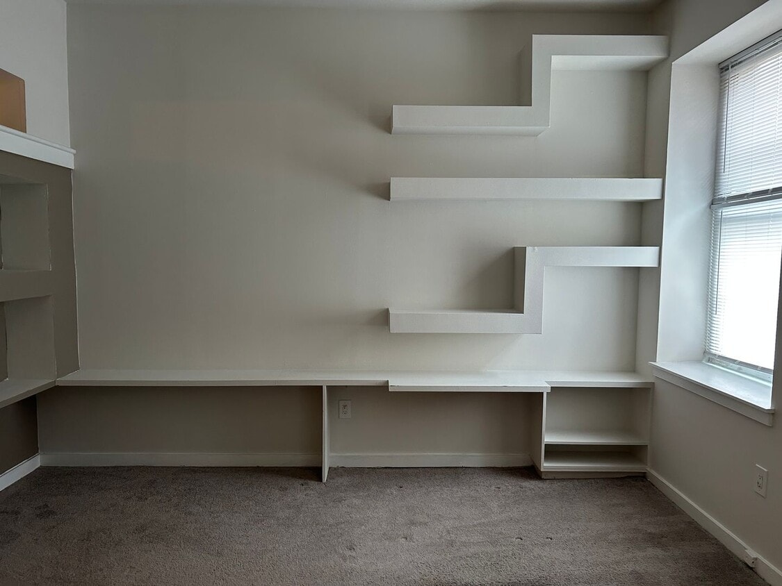 Bright Studio with lots of Built in shelving - Bank Street Court