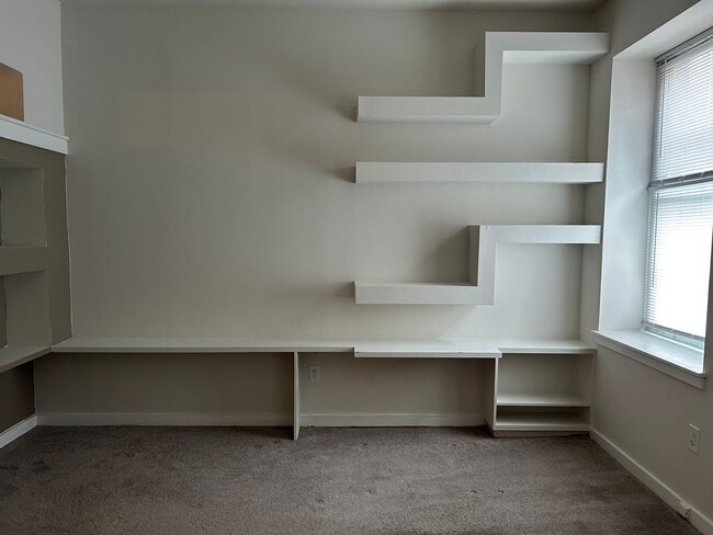 Bright Studio with lots of Built in shelving - Bright Studio with lots of Built in shelving Apartment