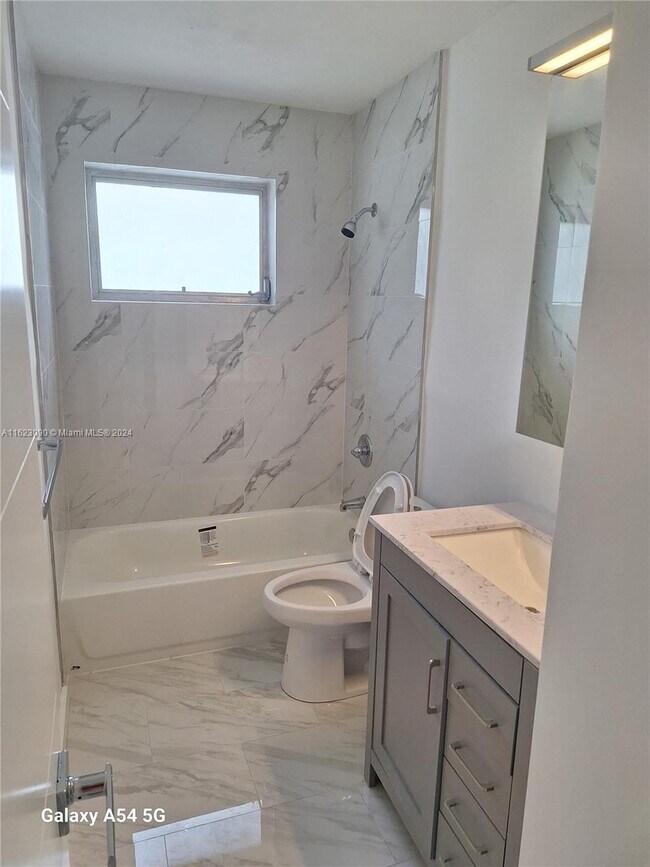 Foto del edificio - 2221 N 61st Terrace