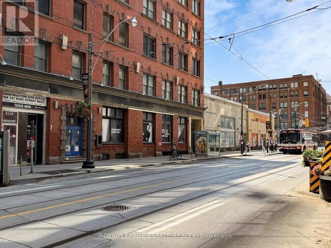 Photo du bâtiment - 393-393 King St W