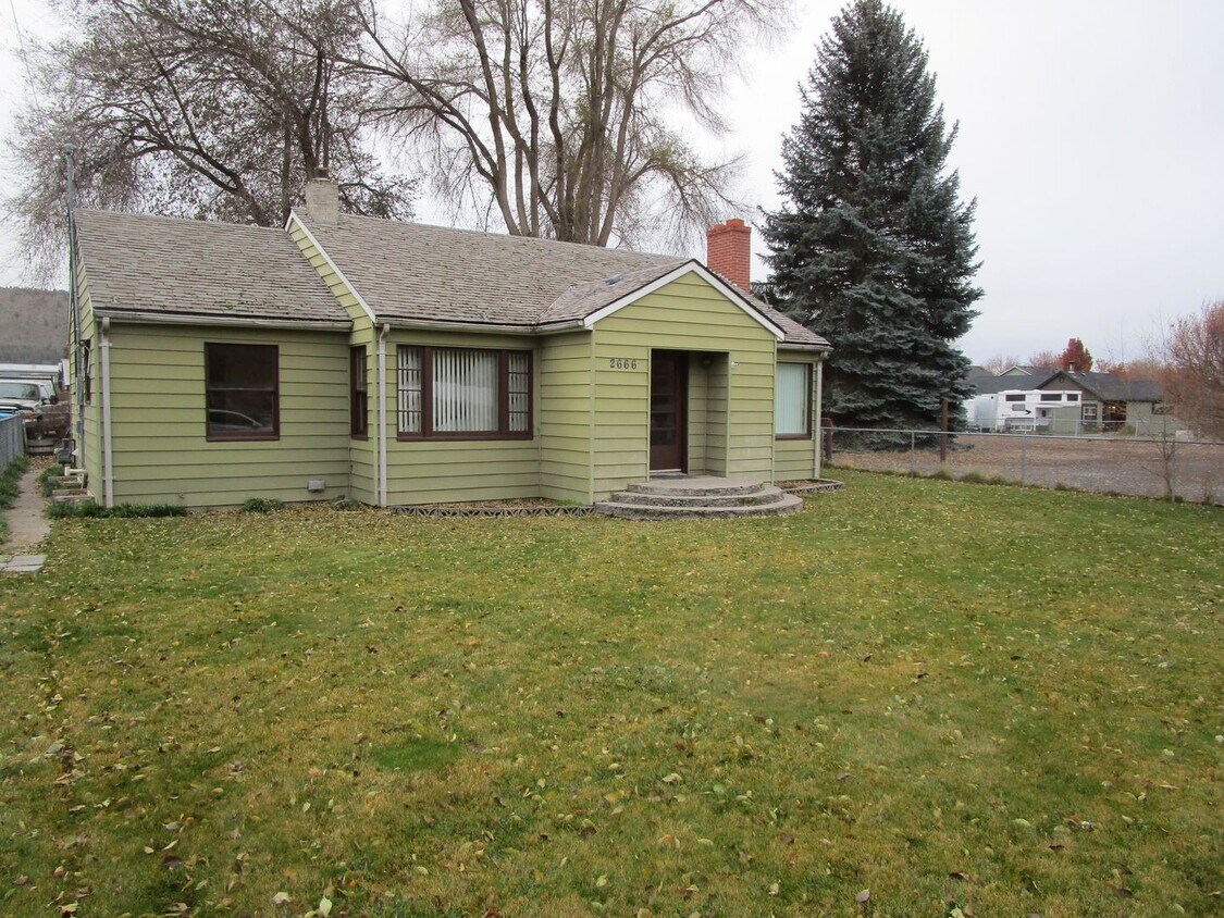 Primary Photo - 2 Bedroom House Just East of Prineville - ...