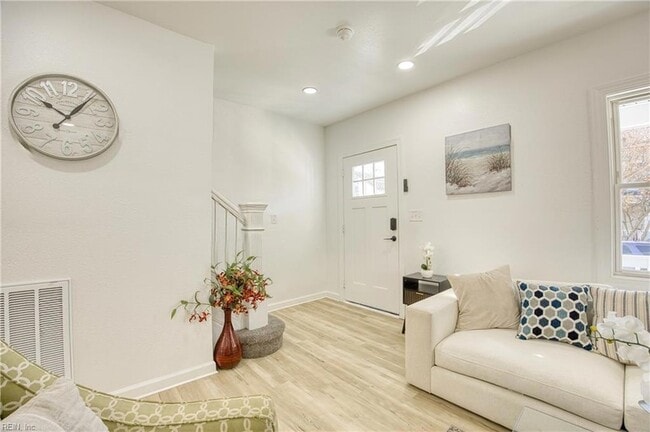 Building Photo - 910 Rugby St