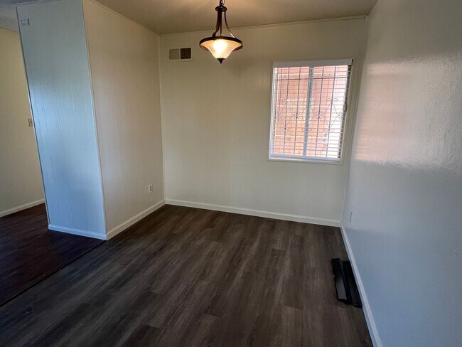Building Photo - ***$200 Move-in special if you move-in by ...