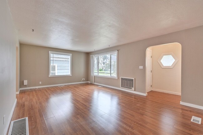 Building Photo - 2 bed 1 bath home in the heart of downtown Forest Grove