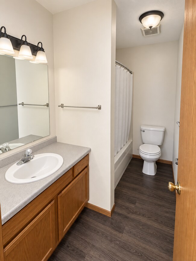 Building Photo - Great location 2 bedroom aparment near MSUM available now!