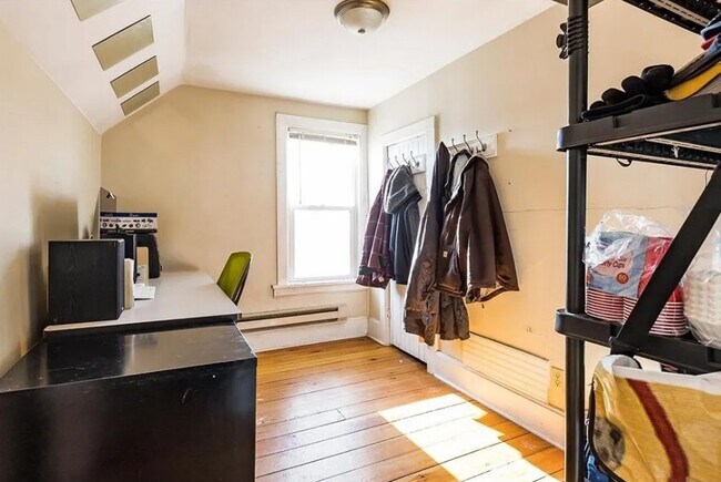 Dormitorio de invitados u oficina en casa/estudio/almacenamiento - 521 Bay St