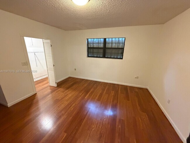 Foto del edificio - 1585 W 53rd St