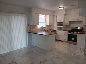 Building Photo - 1703 W Oak Ave