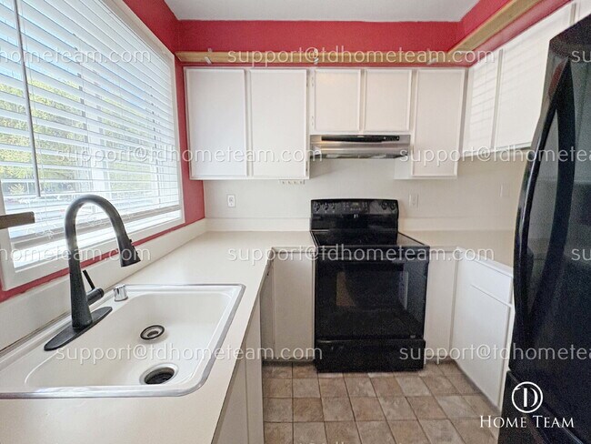 Building Photo - "Charming 2-Bedroom Townhouse Retreat in S...