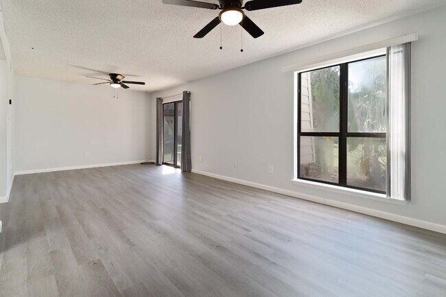 Building Photo - "Coastal Charm Awaits: Stylish 2-Bed Condo in a watefront complex in Fort Walton Beach!"
