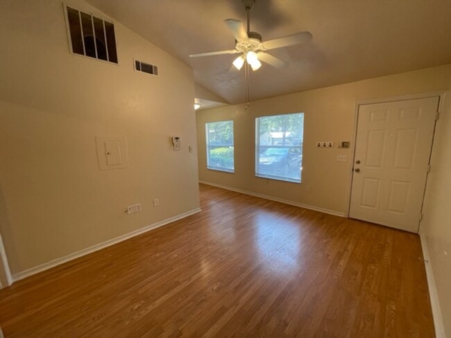 Building Photo - Spacious 1 Bedroom, 1 Bathroom Duplex