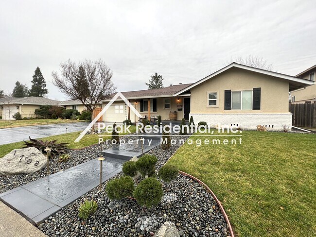 Building Photo - Nicely Updated 3bd/2ba Home with Spacious ...
