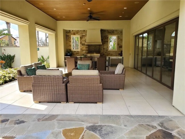 Building Photo - 3 br, 2 bath Townhome - 128 Finch