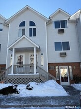 Building Photo - 925 Oronoke Rd